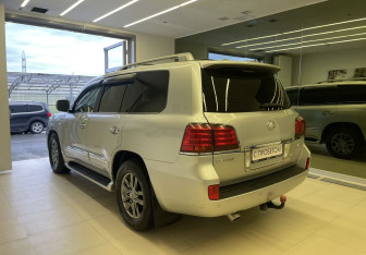Подержанный автомобиль Lexus LX 2010 года (6 фото)