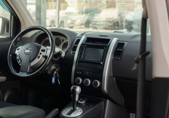 Подержанный автомобиль Nissan X-Trail 2010 года (10 фото)