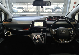 Подержанный автомобиль Toyota Sienta 2021 года (9 фото)