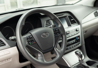 Подержанный автомобиль Hyundai Sonata 2016 года (11 фото)