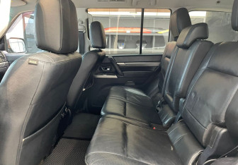 Подержанный автомобиль Mitsubishi Pajero 2011 года (9 фото)