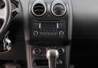 Подержанный автомобиль Nissan Qashqai 2012 года (14 фото)