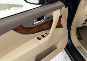 Подержанный автомобиль Infiniti FX 2012 года (18 фото)