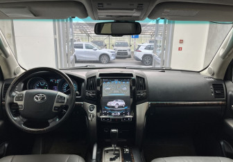 Подержанный автомобиль Toyota Land Cruiser Suv 2008 года (10 фото)