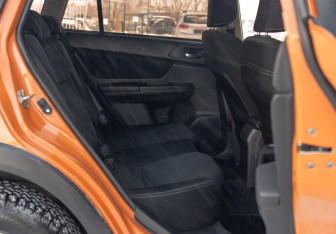 Подержанный автомобиль Subaru XV 2012 года (16 фото)