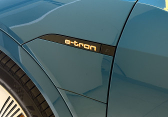 Подержанный автомобиль Audi e-tron 2020 года (12 фото)