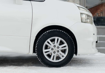 Подержанный автомобиль Toyota Voxy Minivan 2010 года (9 фото)