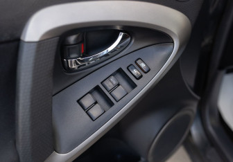 Подержанный автомобиль Toyota RAV4 2007 года (18 фото)