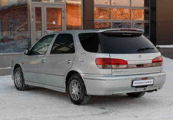 Подержанный автомобиль Toyota Vista Wagon 1998 года (7 фото)
