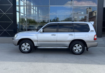 Подержанный автомобиль Toyota Land Cruiser Suv 2006 года (8 фото)
