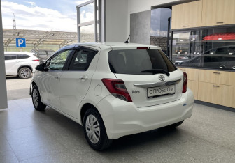 Подержанный автомобиль Toyota Vitz 2015 года (6 фото)