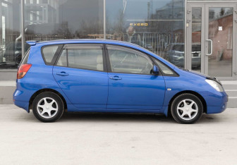 Подержанный автомобиль Toyota Corolla Spacio 2002 года (4 фото)