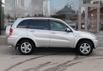 Подержанный автомобиль Toyota RAV4 2002 года (4 фото)