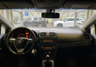 Подержанный автомобиль Toyota Avensis Sedan 2009 года (8 фото)