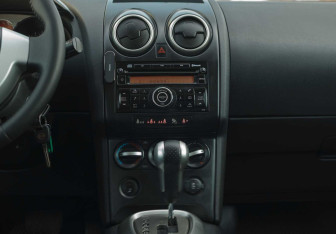Подержанный автомобиль Nissan Qashqai 2008 года (14 фото)
