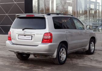 Подержанный автомобиль Toyota Highlander 2002 года (5 фото)