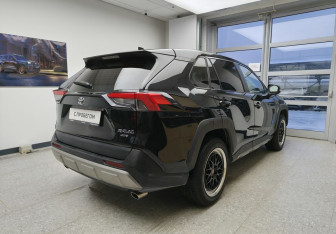 Подержанный автомобиль Toyota RAV4 2022 года (4 фото)