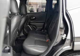Подержанный автомобиль Jeep Renegade 2018 года (19 фото)