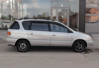 Подержанный автомобиль Toyota Ipsum 1996 года (4 фото)