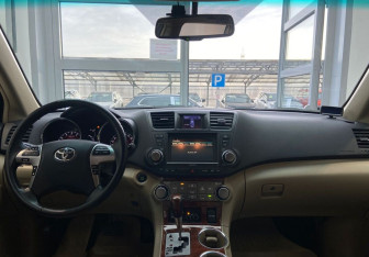 Подержанный автомобиль Toyota Highlander 2011 года (13 фото)