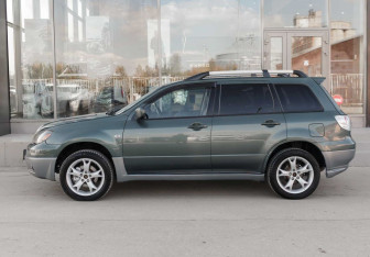 Подержанный автомобиль Mitsubishi Outlander 2004 года (8 фото)