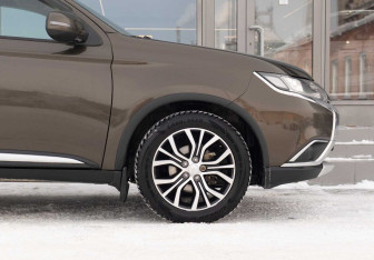 Подержанный автомобиль Mitsubishi Outlander 2016 года (9 фото)
