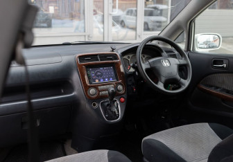 Подержанный автомобиль Honda Stream 2001 года (10 фото)