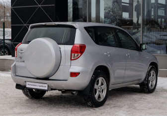 Подержанный автомобиль Toyota RAV4 2008 года (5 фото)