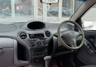 Подержанный автомобиль Toyota Vitz 1999 года (10 фото)