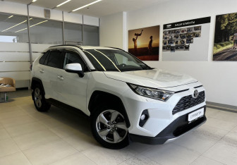Подержанный автомобиль Toyota RAV4 2020 года (3 фото)