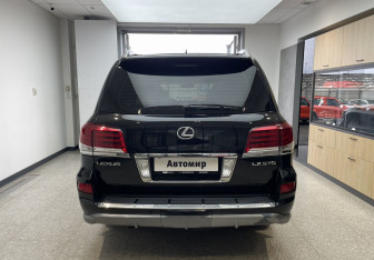Подержанный автомобиль Lexus LX 2013 года (5 фото)
