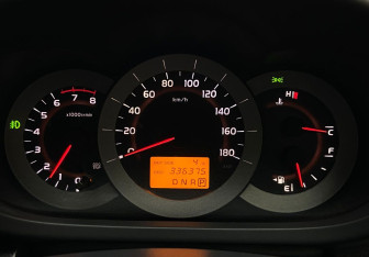 Подержанный автомобиль Toyota RAV4 2006 года (10 фото)