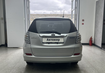 Подержанный автомобиль Honda Fit Shuttle 2012 года (5 фото)