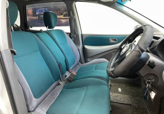 Подержанный автомобиль Nissan Tino 1999 года (8 фото)