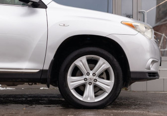 Подержанный автомобиль Toyota Highlander 2012 года (9 фото)