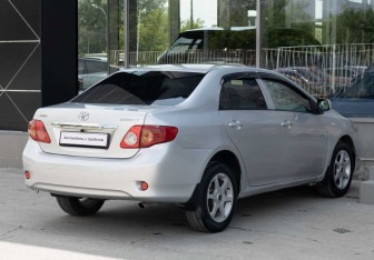Подержанный автомобиль Toyota Corolla Sedan 2007 года (5 фото)