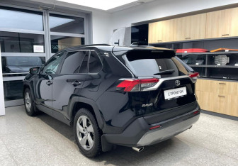 Подержанный автомобиль Toyota RAV4 2019 года (7 фото)