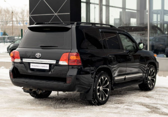 Подержанный автомобиль Toyota Land Cruiser Suv 2012 года (5 фото)