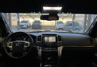 Подержанный автомобиль Toyota Land Cruiser Suv 2014 года (9 фото)