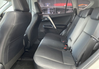 Подержанный автомобиль Toyota RAV4 2017 года (9 фото)