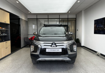 Подержанный автомобиль Mitsubishi Pajero Sport 2021 года (2 фото)