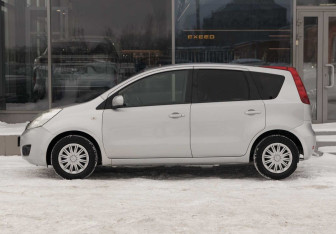 Подержанный автомобиль Nissan Note 2012 года (8 фото)