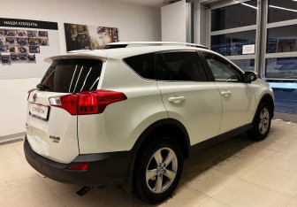 Подержанный автомобиль Toyota RAV4 2015 года (4 фото)