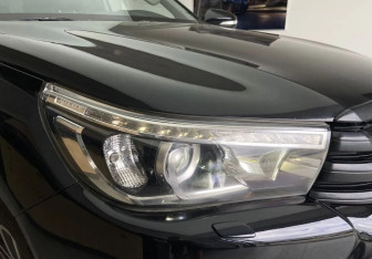 Подержанный автомобиль Toyota Hilux 2015 года (9 фото)