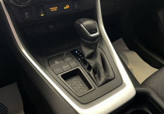 Подержанный автомобиль Toyota RAV4 2020 года (13 фото)