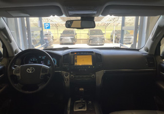 Подержанный автомобиль Toyota Land Cruiser Suv 2010 года (11 фото)