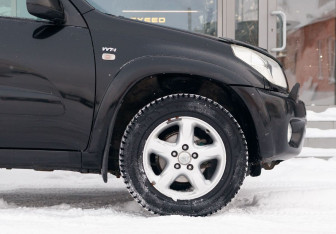 Подержанный автомобиль Toyota RAV4 2004 года (9 фото)