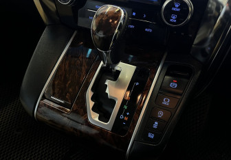 Подержанный автомобиль Toyota Vellfire 2019 года (12 фото)