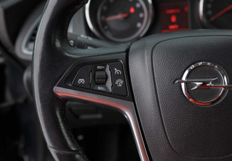 Подержанный автомобиль Opel Astra Sedan 2012 года (12 фото)