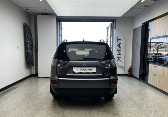 Подержанный автомобиль Mitsubishi Outlander 2012 года (5 фото)